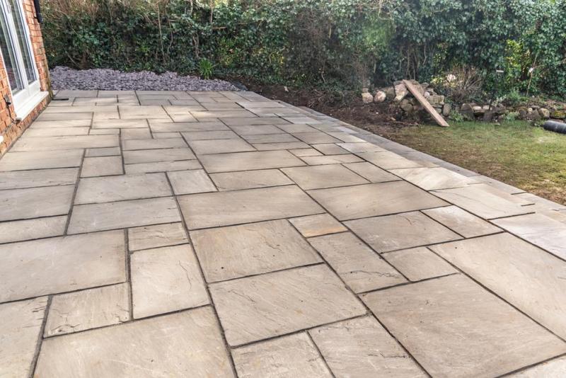 Terrasse pos&eacute;e ou scell&eacute;e, quel choix privil&eacute;gier pr&egrave;s de Chemill&eacute;-en-Anjou ?